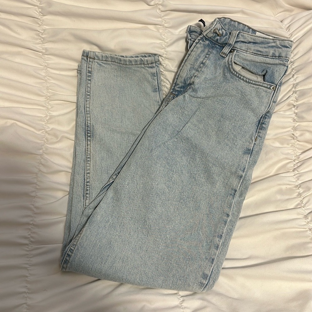 Mom jeans style, this are very comfy and fits really nice!